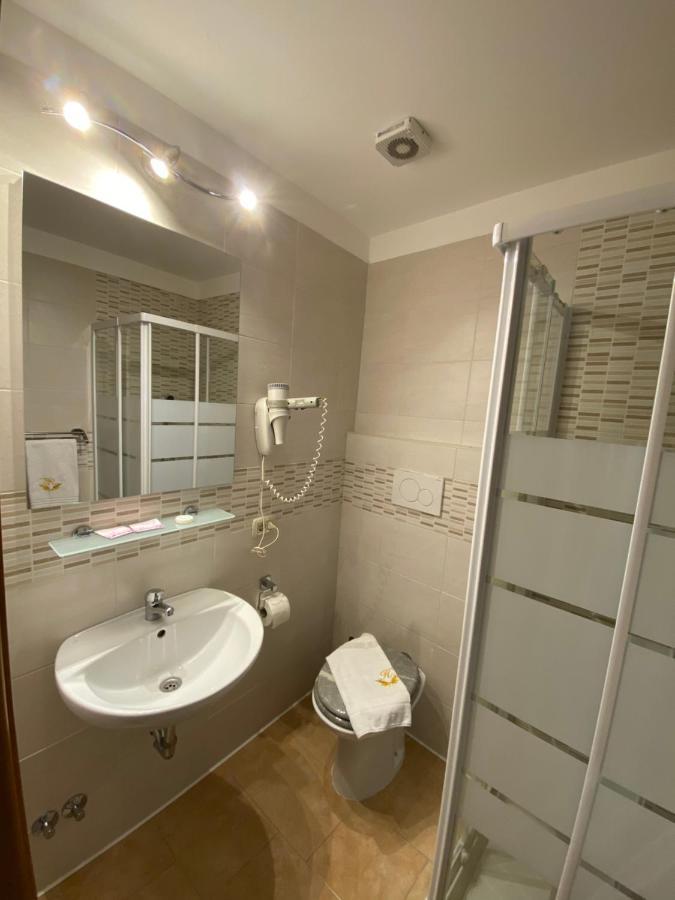 Hotel Atena Милано Екстериор снимка