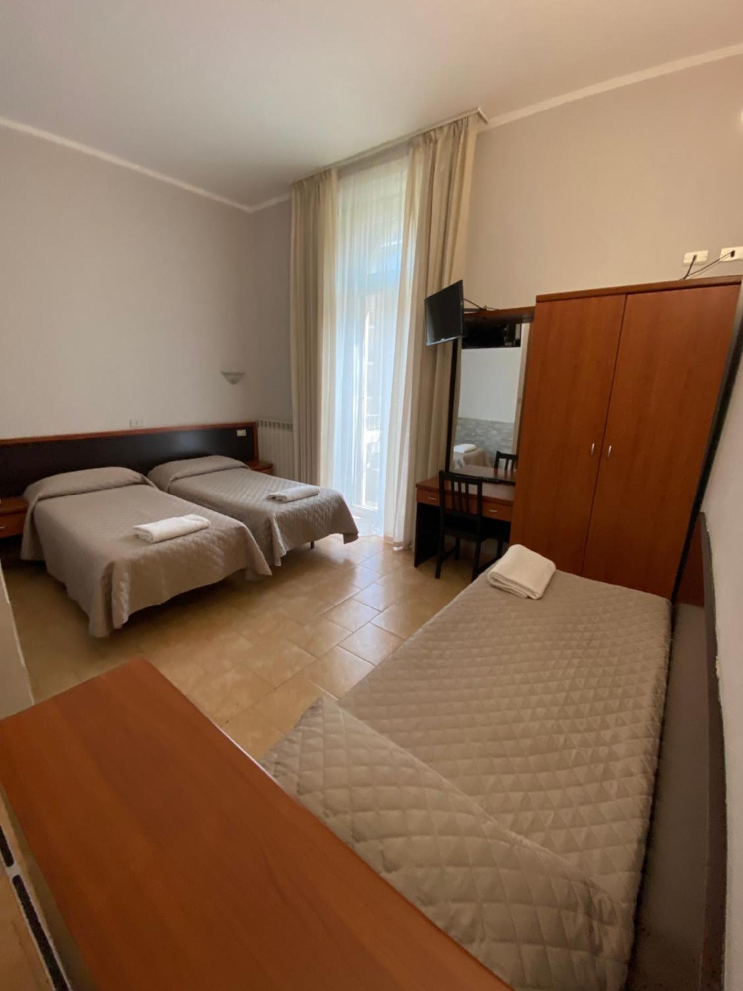 Hotel Atena Милано Екстериор снимка