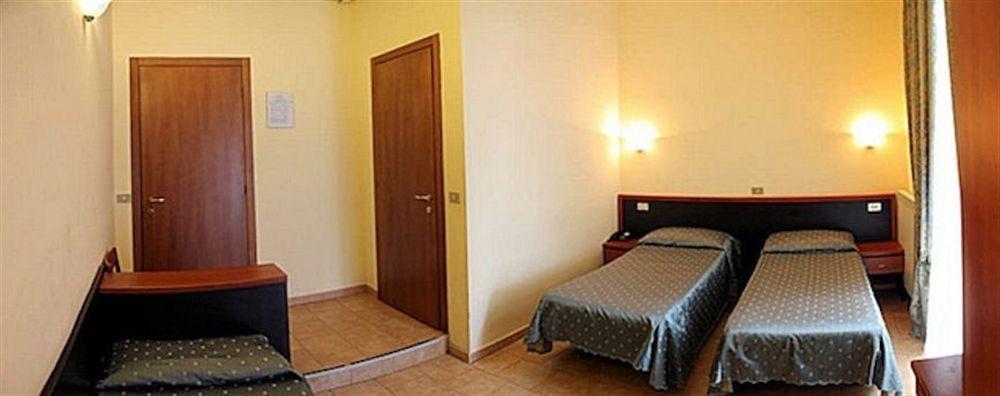 Hotel Atena Милано Екстериор снимка