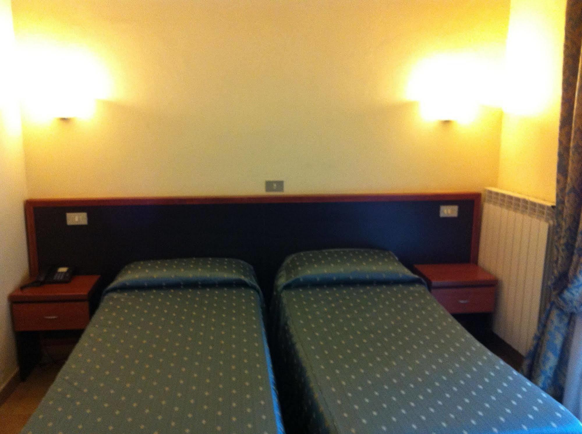 Hotel Atena Милано Екстериор снимка